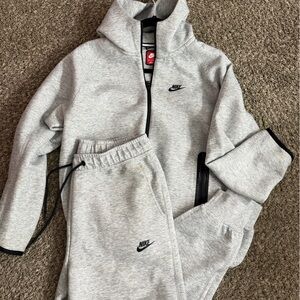Nike Light Grey Full-Zip Hoodie with Matching Joggers